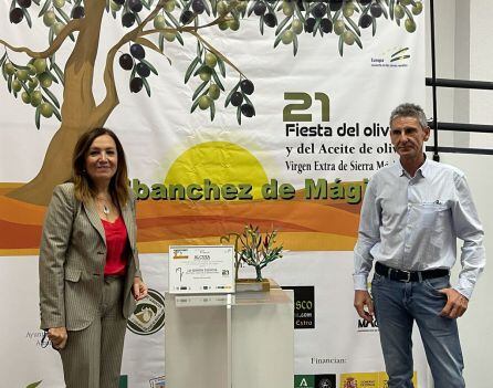 Andrés Ruiz, a la derecha, vicepresidente de la Cooperativa Stmo Crtisto de la Misericordia, recibia el premio Alcuza de manos de la subdelegada del gobierno, Catalina Madueño