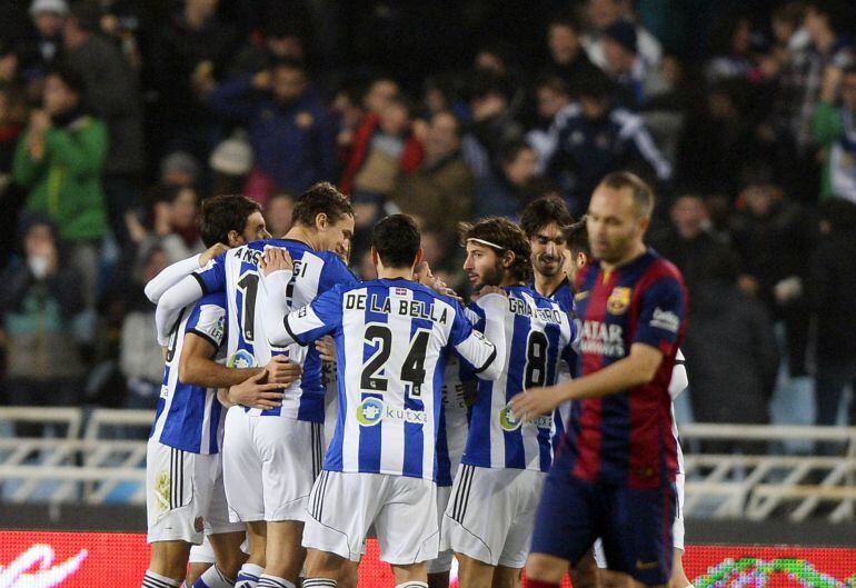 Real Sociedad&#039;s players celebrate scoring against Barcelona during their Spanish first division soccer match at Anoeta stadium in San Sebastian January 4, 2015. REUTERS/Vincent West (SPAIN - Tags: SPORT SOCCER)