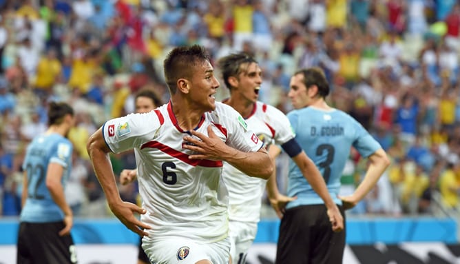 Duarte celebra el segundo gol del partido ante la mirada atónita de Godín.