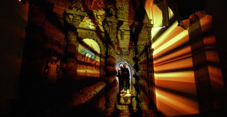 Imagen del montaje visual sobre San Juan de Ávila en la Iglesia de la Asunción de Almodóvar del Campo