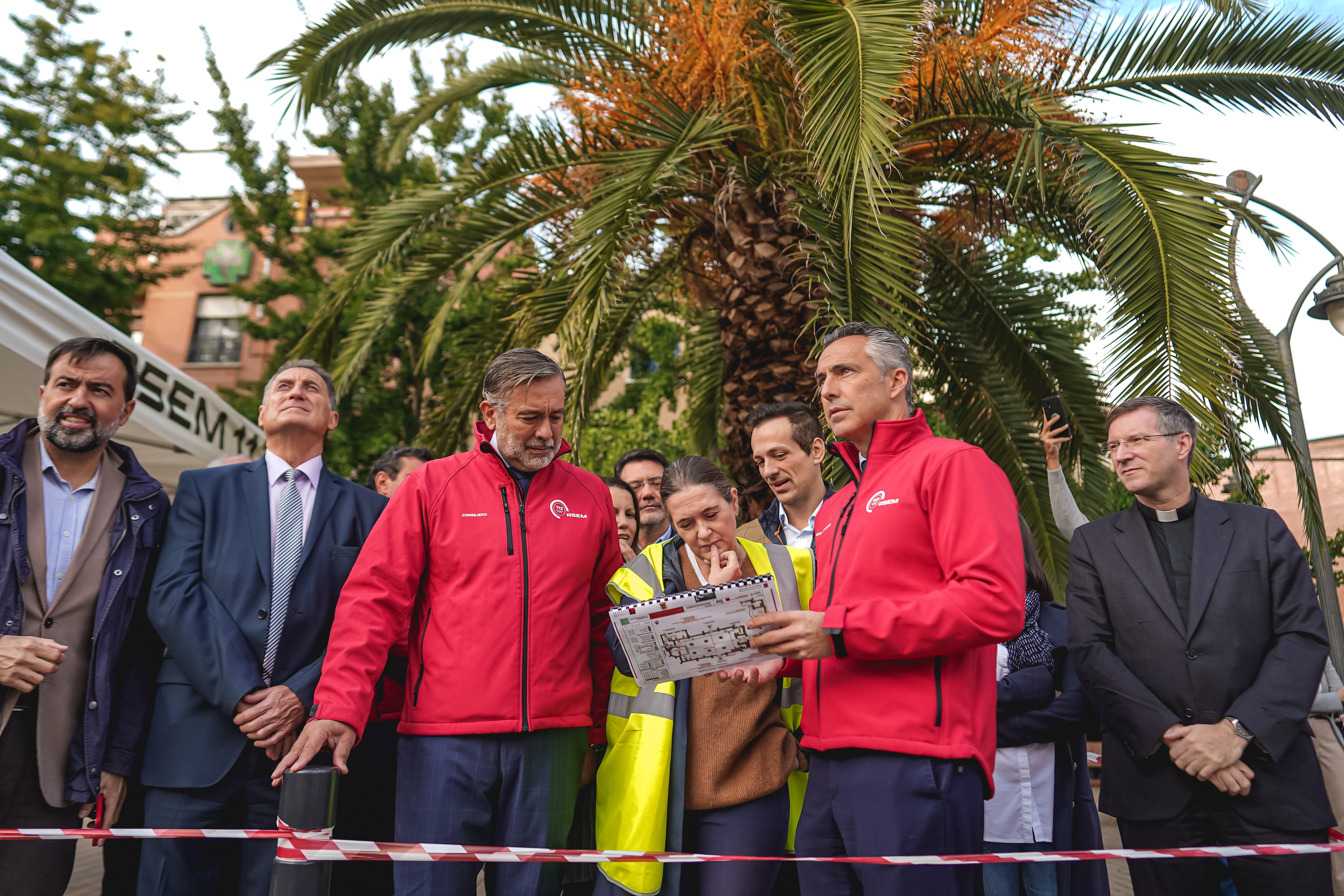 Los consejeros madrileños de Interior y Cultura durante el simulacro de incendio en la Catedral de Getafe