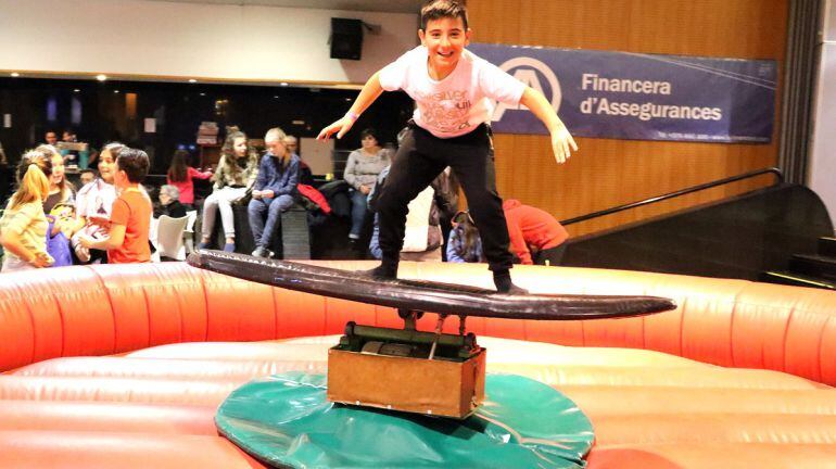 Un infant gaudeix d'un dels simuladors d'enguany del Saló de la infància que ha registrat rècord d'assistència amb 6.000 visitants.