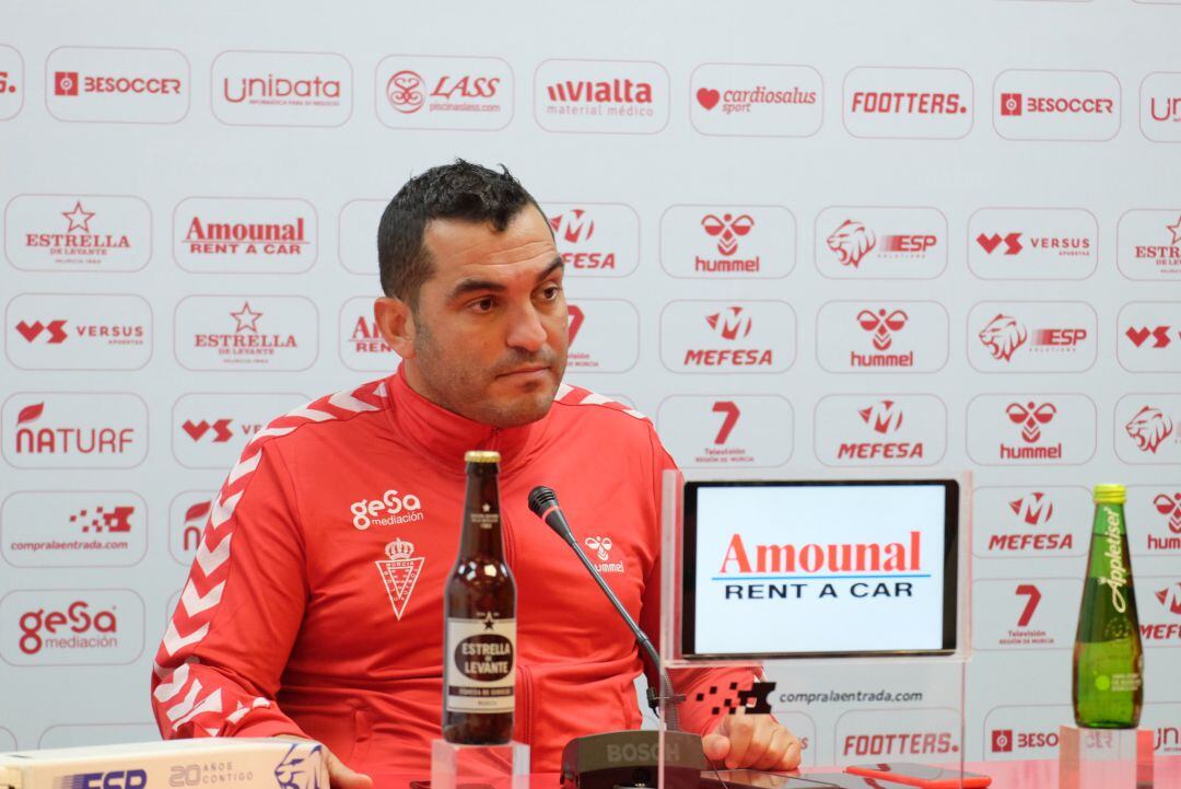 Adrián Hernández en la sala de prensa del Estadio Enrique Roca de Murcia