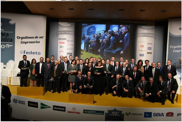 Los premiados por FEDETO junto al presidente de Castilla-La Mancha.