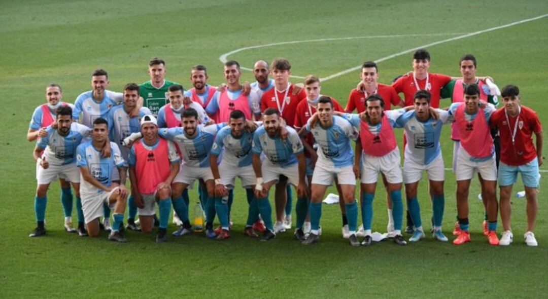 La plantilla del Compos celebra sobre el césped de Balaídos el pase a la final por el ascenso