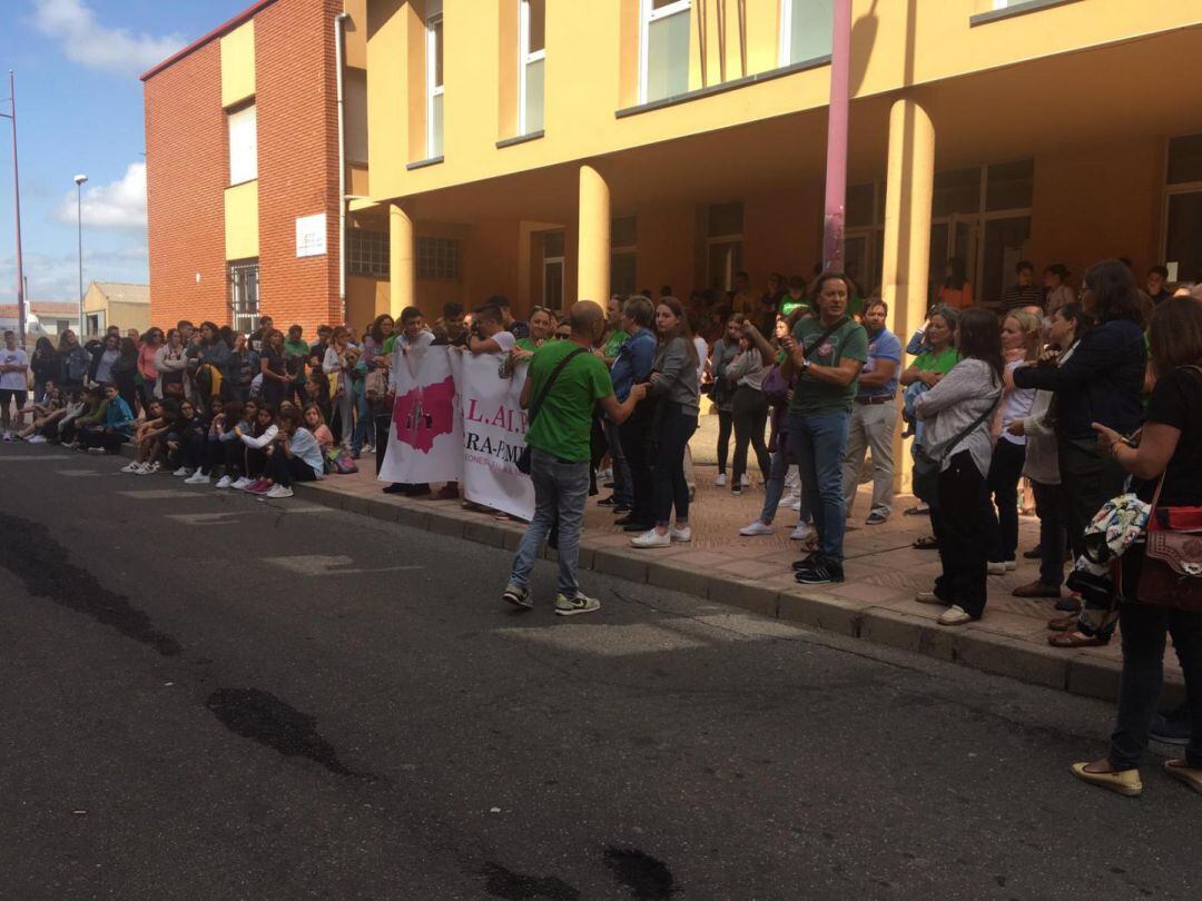 Alumnos y padres han protestado hoy frente al IES