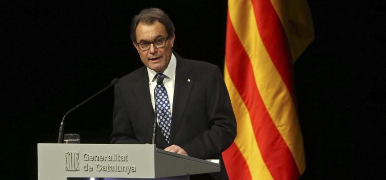 GRA462. BARCELONA, 25/11/2014.- El presidente catalán y líder de CiU, Artur Mas, durante su conferencia titulada &quot;Después del 9N: tiempo de decidir, tiempo de sumar&quot;, que ha reunido a cerca de 3.000 invitados en el Auditorio Fórum de Barcelona. EFE/Toni A