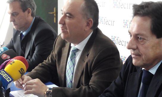 Carlos Marín, en el centro, durante la presentación de la II edición de Fecirauto y Fecircatur