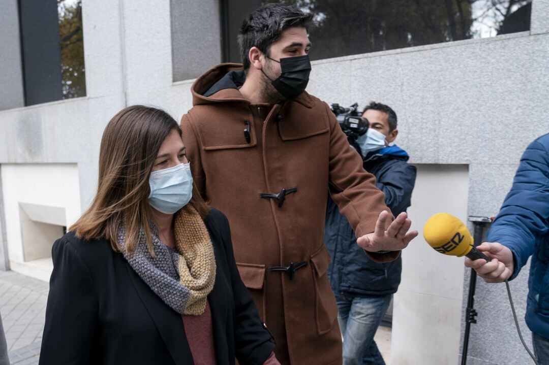 Noelia Posse a la entrada del Juzgado de Móstoles