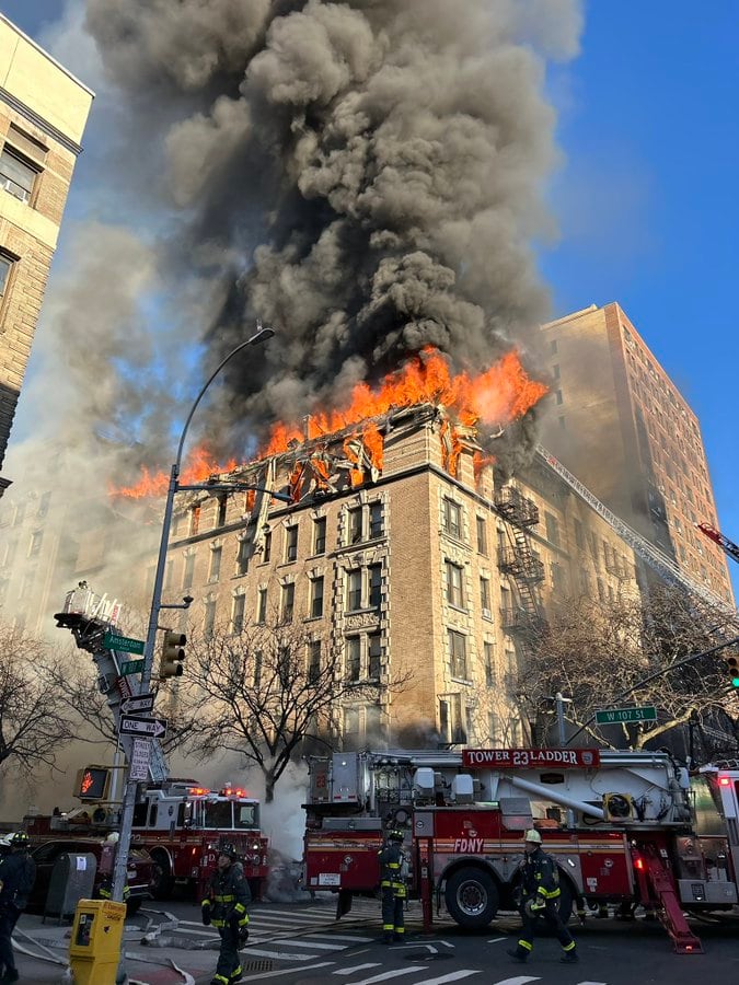 Los bomberos intentan sofocar un incendio en un edificio de Nueva York