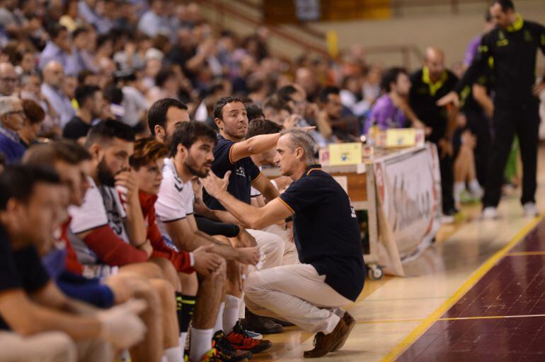 Rafa Guijosa da instrucciones a sus jugadores