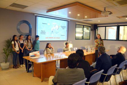 Alumnos del Vicente Tena explicando su estudio sobre las fuentes públicas.