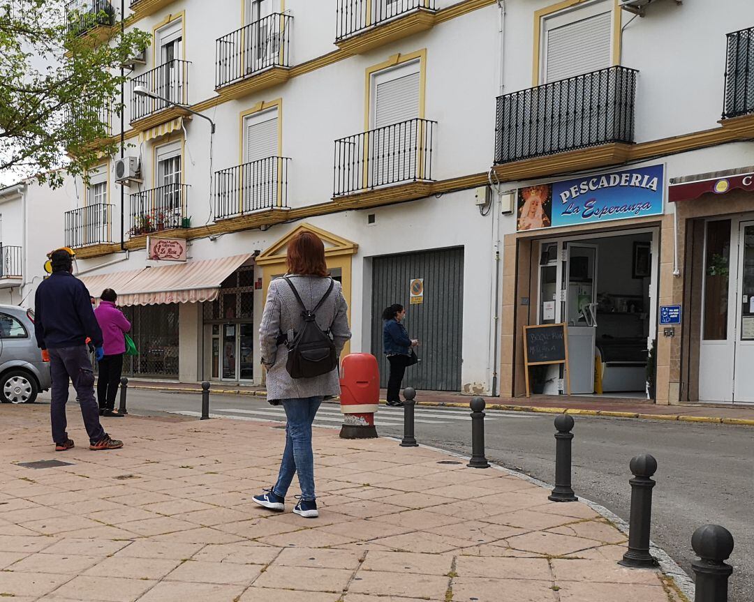 Foto de archivo. Ciudadanos rondeños guardan cola para acceder a un comercio