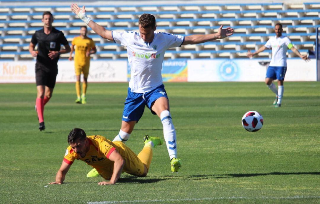 Luis Fernández cae al suelo en un lance de juego