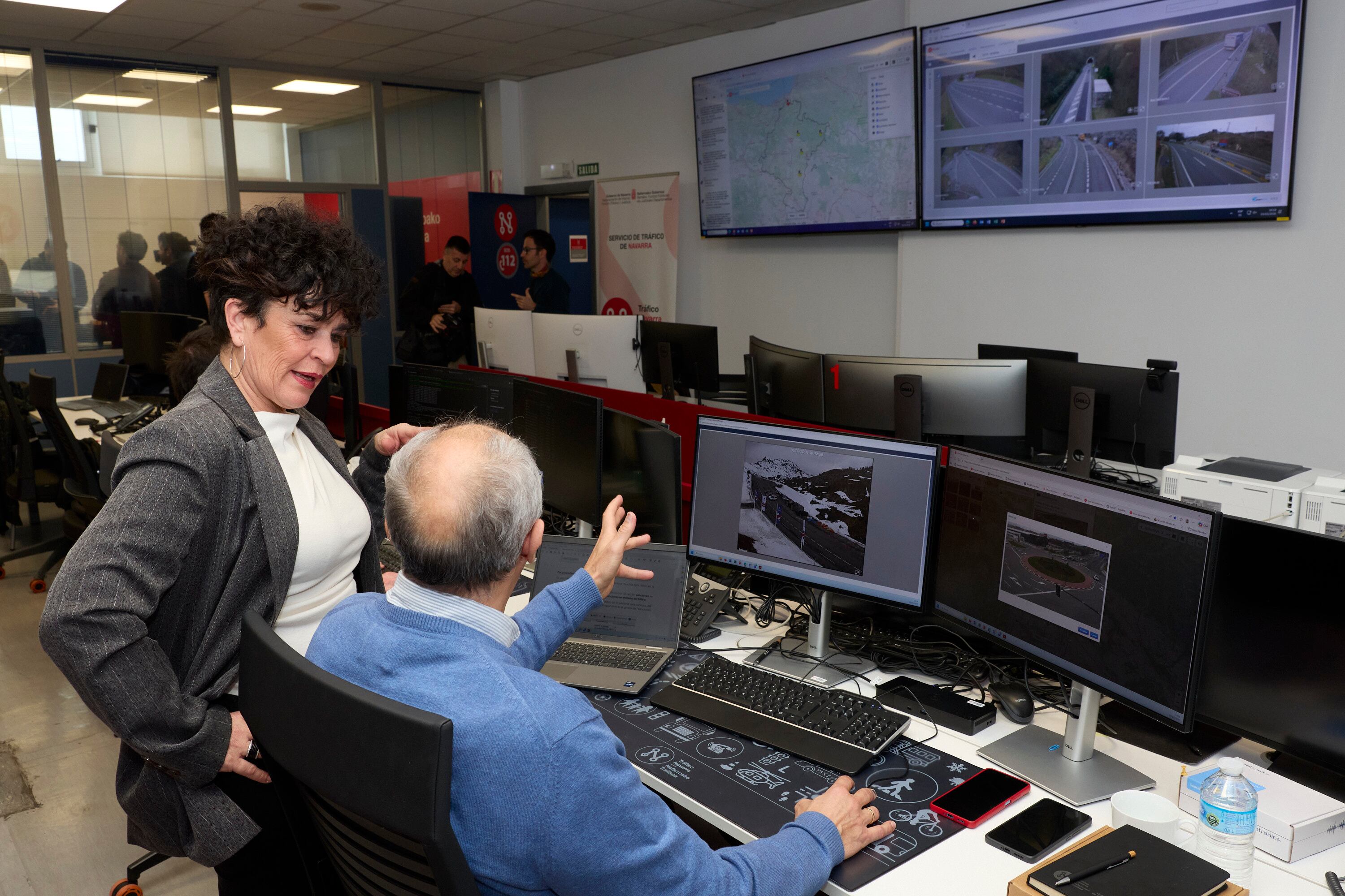 La consejera Jurio en sala de control del tráfico en Navarra