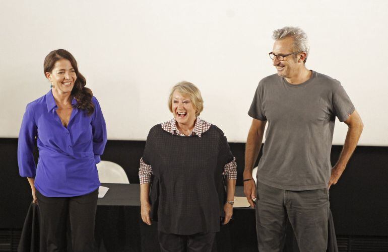 La diseñadora de vestuario Yvonne Blake (c), el director y guionista Mariano Barroso (d) y la actriz Nora Navas (i).