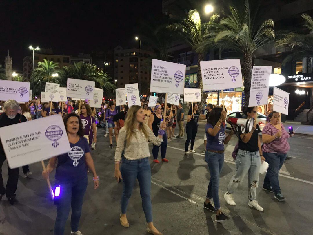 Las ediles Llanos Cano (PSOE) y Vanessa Romero (UP), durante una manifestación feminista por las calles de Alicante