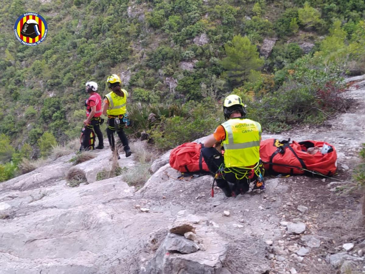 Miembros del GERA con el montañista accidentado en Molló de la Creu