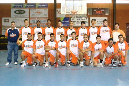 Iván Fernández, a la derecha de la imagen, junto a Lin Arrocha con uno de los primeros equipos del CB Conejero.