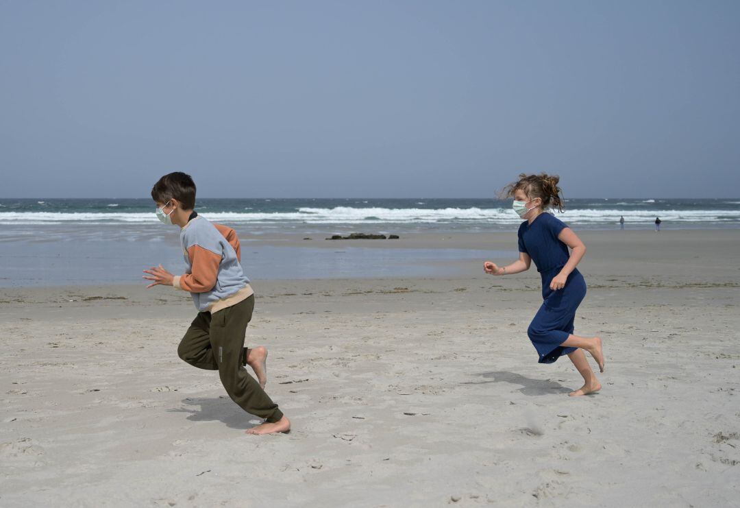 Un niño lleva una mascarilla en la Playa das Salseiras, a 3 de abril de 2021, en el municipio de A Laracha, A Coruña, Galicia (España).