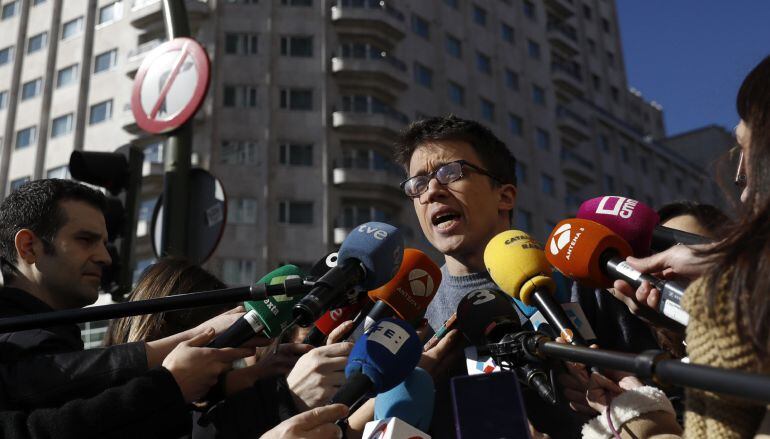  El secretario político de Podemos, Íñigo Errejón, durante las declaraciones que ha realizado a la salida de la reunión que ha convocado hoy el líder del partido, Pablo Iglesias, con los representantes de las distintas corrientes de la organización.