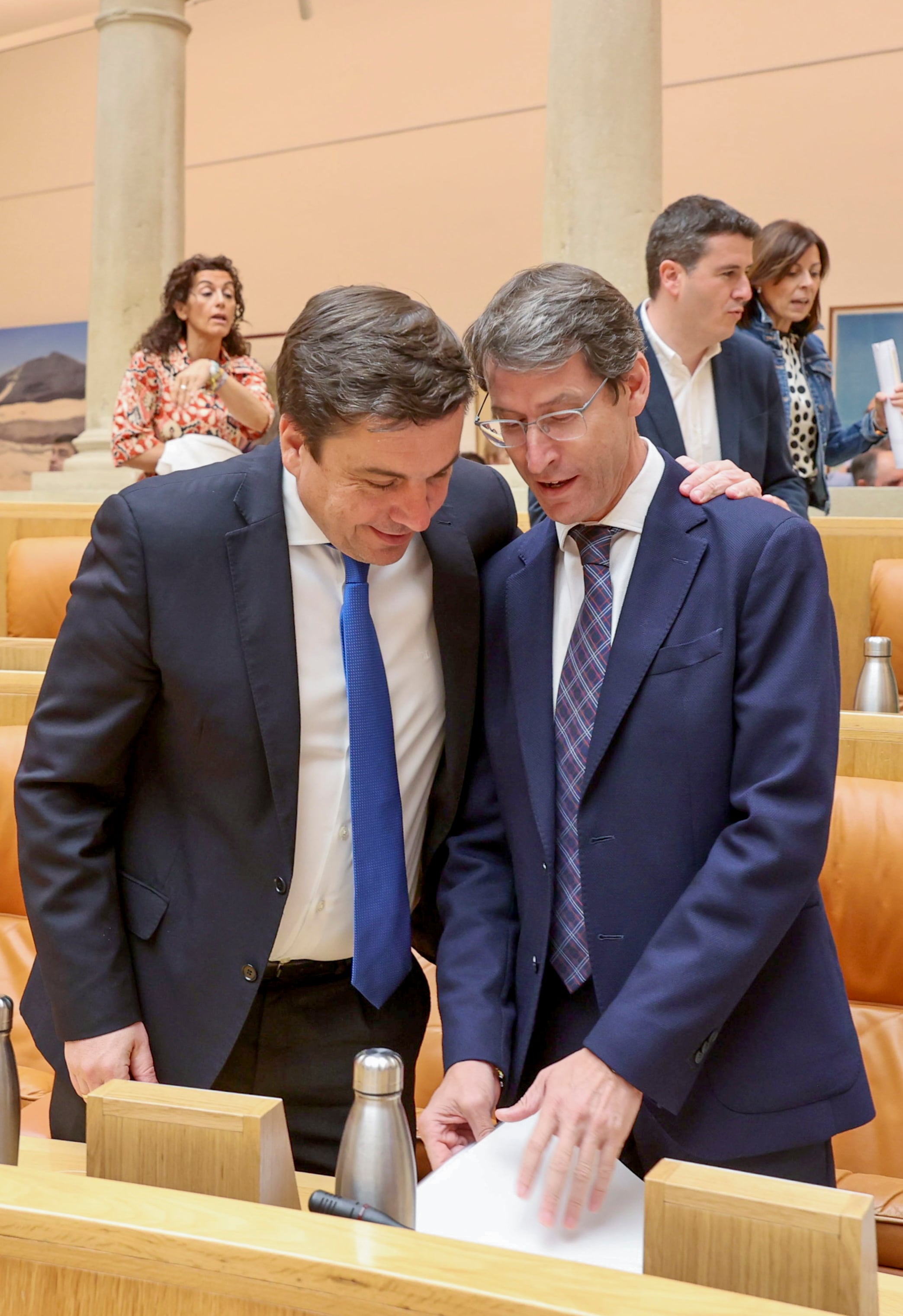 LOGROÑO (LA RIOJA) 27/06/2023.- El candidato a presidir el Gobierno de La Rioja, el popular Gonzalo Capellán(d) junto a al presidente del PP Alberto Galiana(i), expone su programa político en el inicio del pleno de investidura, con la seguridad de que será elegido al día siguiente, al tener su partido la mayoría absoluta en el Parlamento regional.-EFE/Raquel Manzanares
