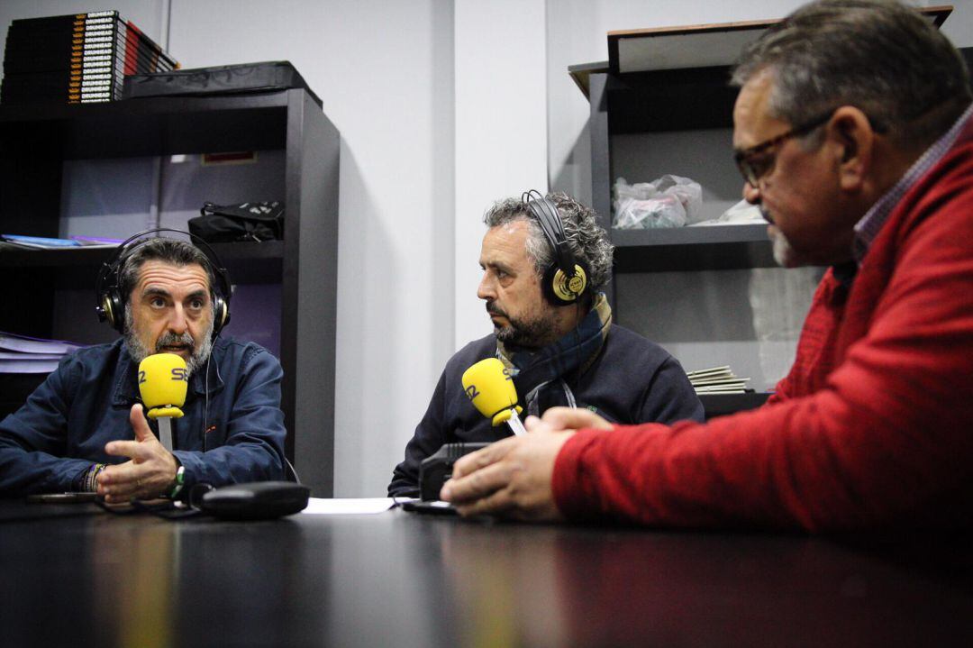 De izquierda a derecha, Dioni Buñuel, director general de la BCT de Las Cigarreras; Paco García, director del programa Cruz de Guía; y Antonio González Ríos, histórico componente de la formación musical