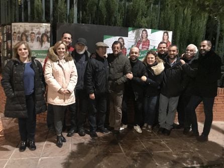 Los militantes socialistas que apoyan a Teresa Valdenebro acompañaron a la alcaldesa a la pegada de carteles