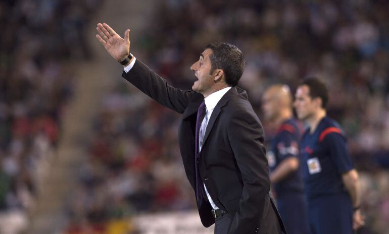 GRA497. CÓRDOBA, 24/04/2015.- El entrenador del Athletic Club Ernesto Valverde, durante el partido de la trigésimo tercera jornada de Liga que disputan Córdoba y Athletic Club esta noche en el estadio Nuevo Arcángel de Córdoba. EFE/Rafa Alcaide