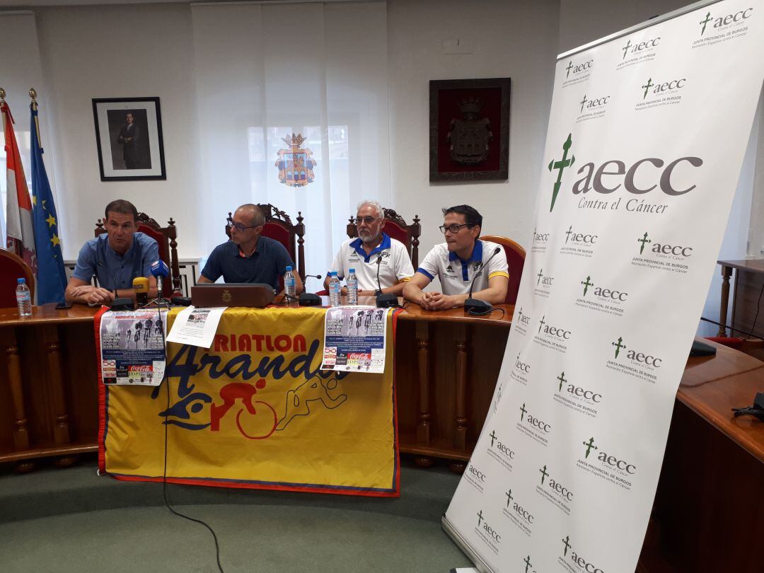 El presidente de la federación castellano y leonesa de triatlón, Amancio del Castillo (izq), junto al Concejal de Deportes de Aranda, Carlos Hernández y Fernando García (2º por la dch), presidente del Triatlón Aranda, y Rodirgo Zanetti, uno de los miembros de la entidad ribereña, durante la presentación de la prueba en el salón de plenos del Ayuntamiento.