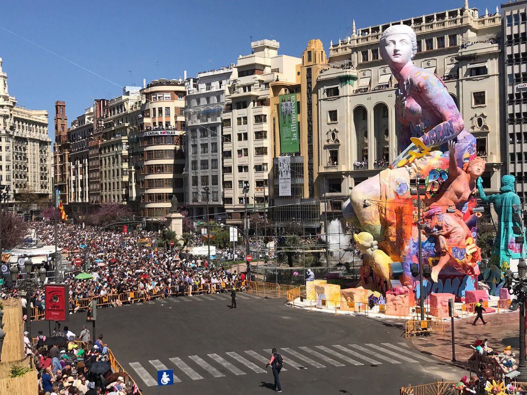 Plaza del Ayuntamiento de Valencia durante un día de fallas