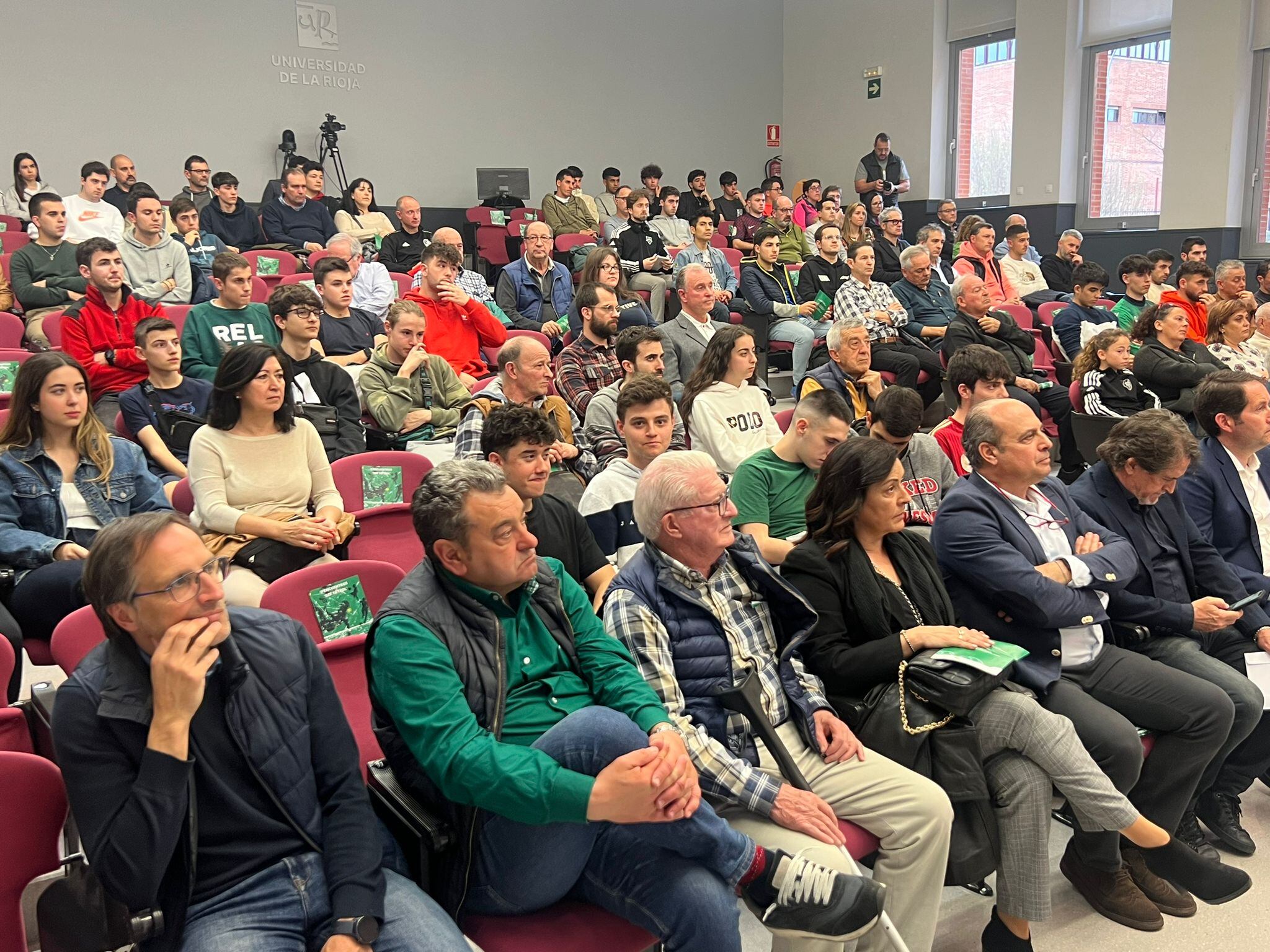 El público ha llenado el aula magna de la UR en estos II Encuentros SER Fútbol
