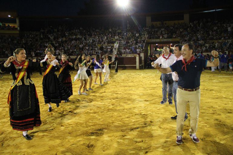 La corregidora, las damas y la corporación municipal junto con las pandas y peñas bailan el &#039;A por ellos&#039; en el cierre de fiesta en la Plaza de Toros