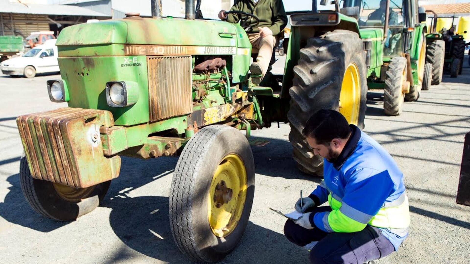 Unidad móvil de la ITV realizando una inspección agrícola