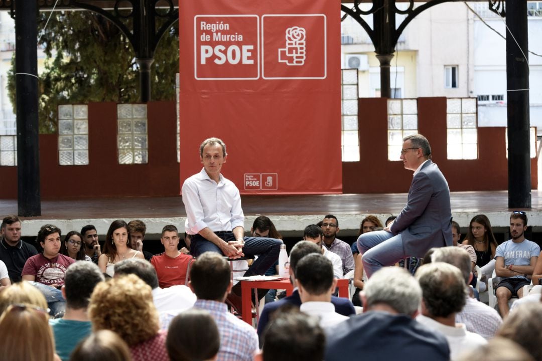 Pedro Duque y Diego Conesa en el encuentro con jóvenes organizado por el PSRM en la Pérgola de San Basilio (Murcia)