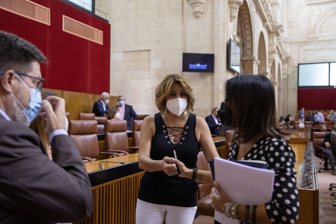 La diputada socialista Susana Díaz (c), saluda a la presidenta del Parlamento de Andalucía, Marta Bosquet (d), momentos antes de ser designada senadora por el Parlamento Andaluz.