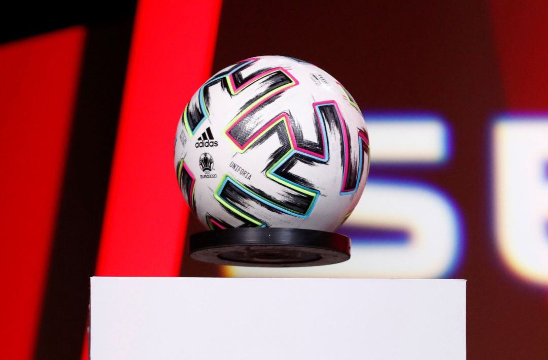 Detalle del balón con el que se disputará la Copa del Rey durante el sorteo de la primera eliminatoria de la competición