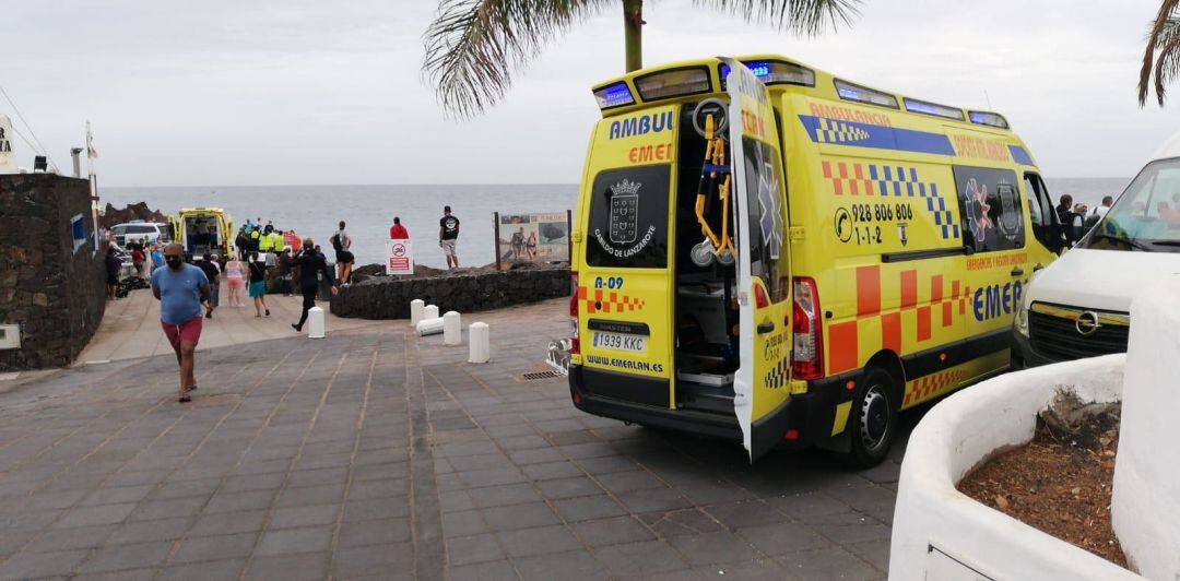 Ambulancias de EMERLAN y del SUC en el muelle de Playa Chica, en Puerto del Carmen (Lanzarote).