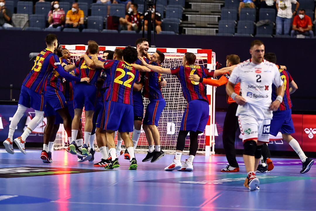 Los jugadores del Barça celebran el título. 