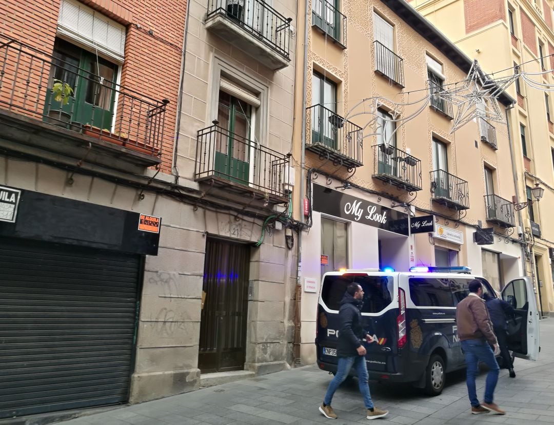 Imagen de los agentes de la policía Nacional delante de la vivienda donde se ha producido la detención