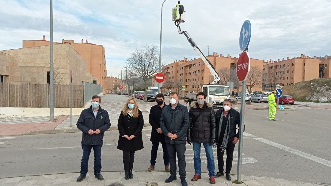 Los dirigentes de Ayuntamiento y Junta han visitado los trabajos de sustitución de las luces en Villa Román