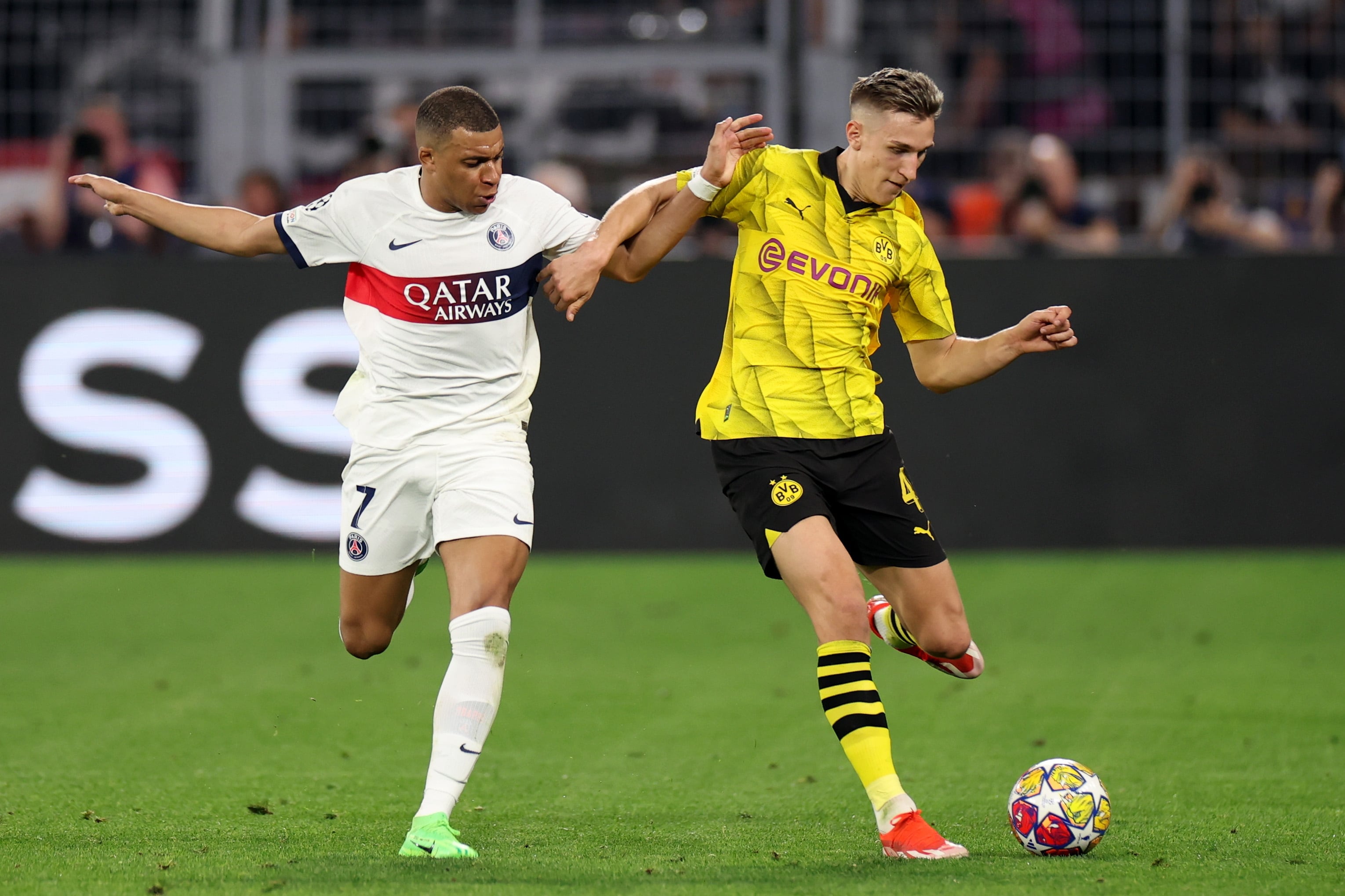 Kylian Mbappe disputa un balón con Nico Schlotterbeck (R) durante la ida de la semifinal entre Borussia Dortmund y Paris Saint-Germain