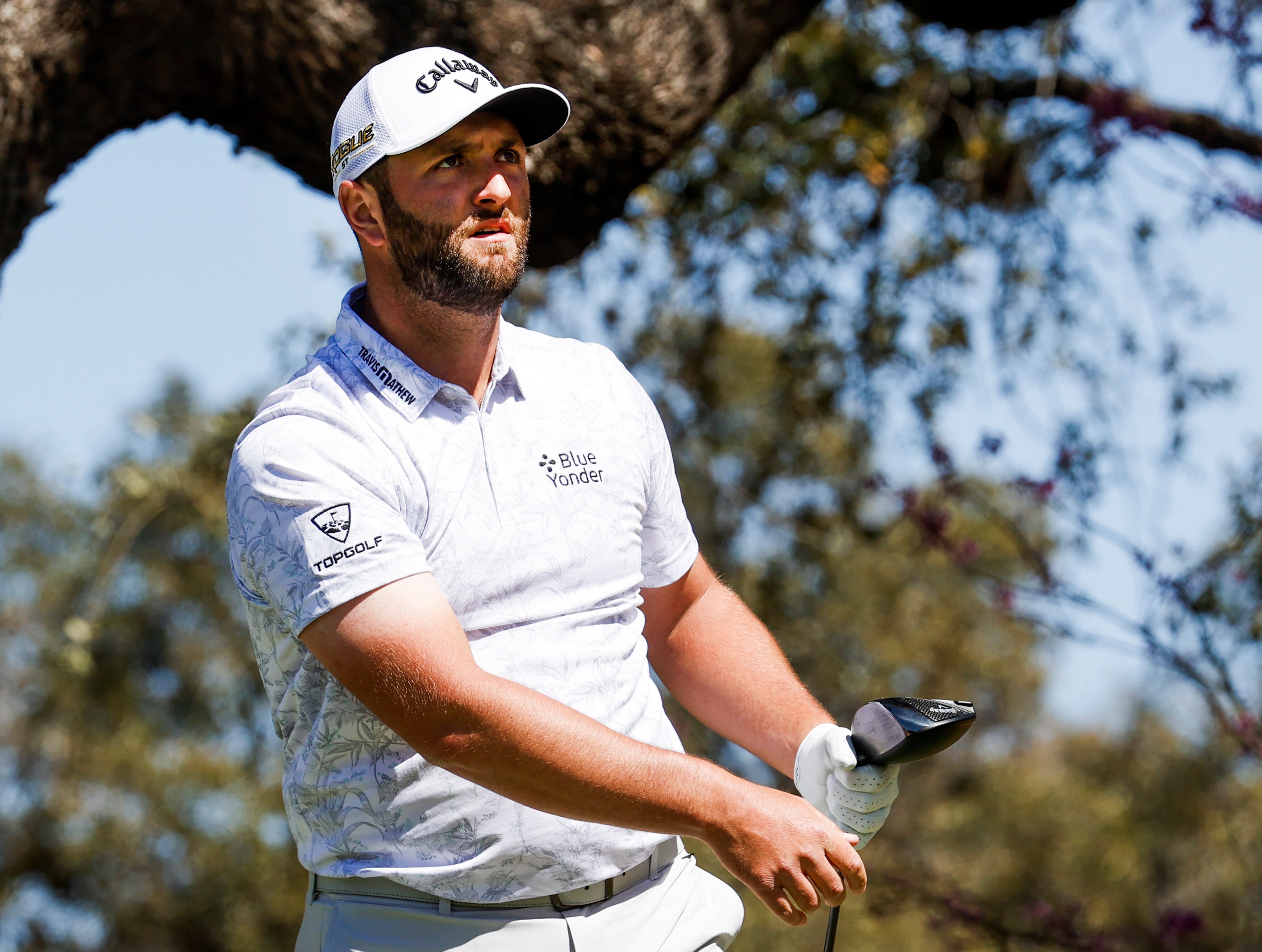 Jon Rahm observa un lanzamiento realizado en el World Golf Championship Dell Technologies Match Play