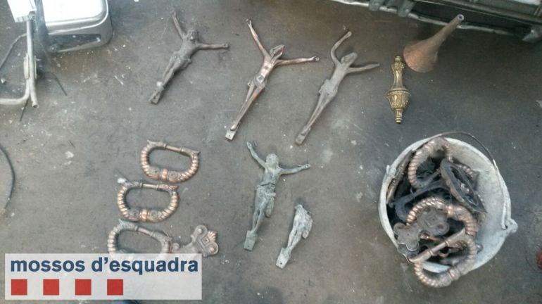 Detingut per furtar baranes i peces ornamentals del cementiri de Lleida
