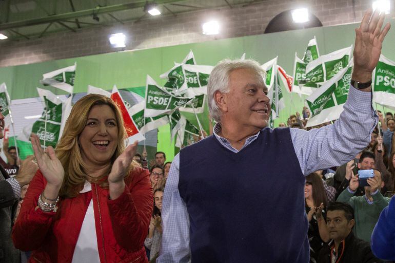 La secretaria general del PSOE-A y presidenta de la Junta, Susana Díaz, y el expresidente del Gobierno Felipe González saludan antes de intervenir en el acto de cierre de campaña de las elecciones generales celebrado esta noche en Sevilla. EFE/Julio Muñoz