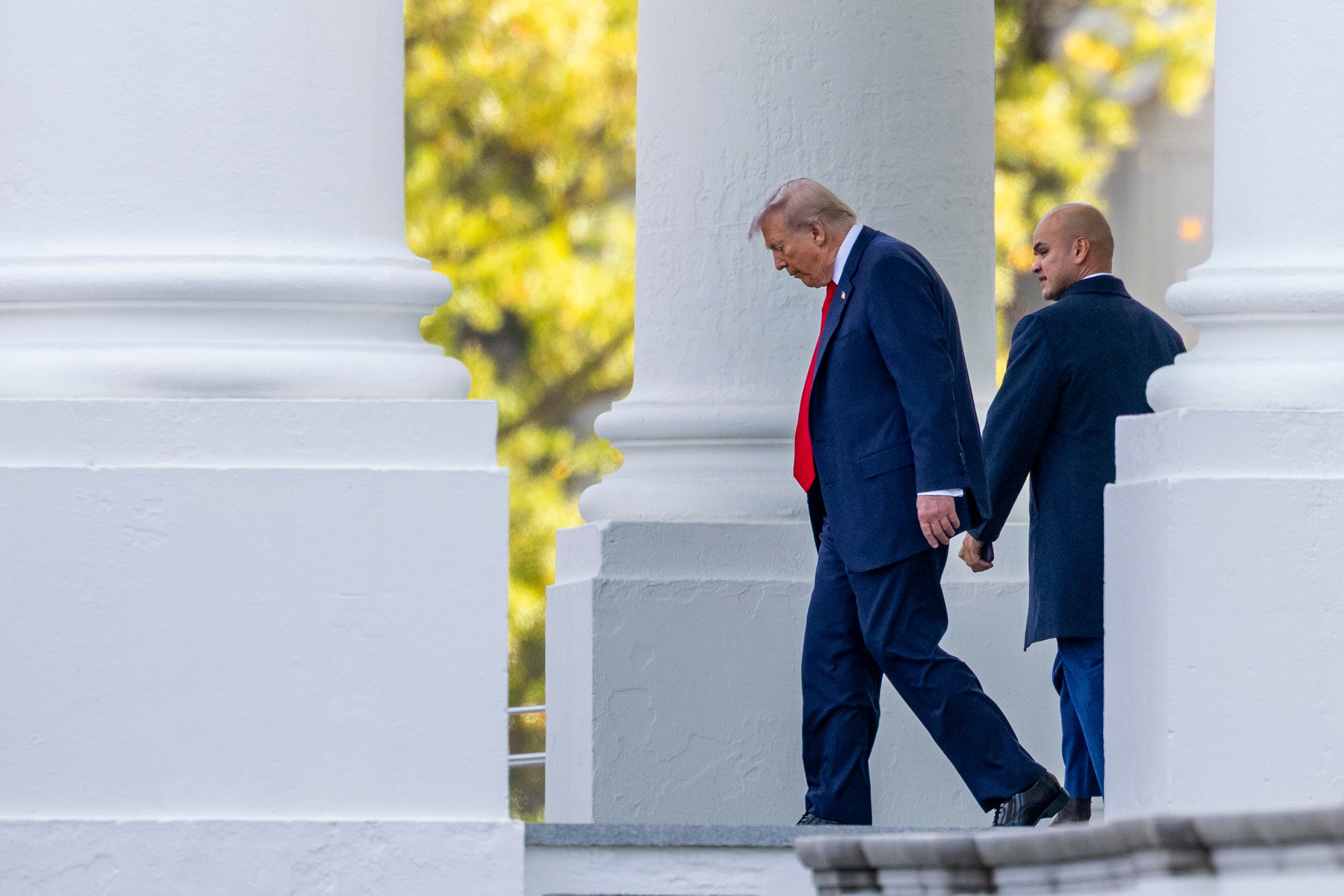 El presidente estadounidense Donald Trump camina hacia su limusina en el pórtico norte de la Casa Blanca en Washington, D.C., EE. UU., el 31 de octubre de 2025.