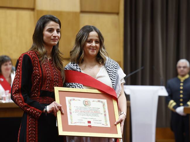 Fiestas del Pilar. Acto de la Entrega de Medallas y Distinciones de 2025 de Zaragoza. Hijos predilectos: Casa Palestina de Aragón, junto a Elena Tomás (ZEC)