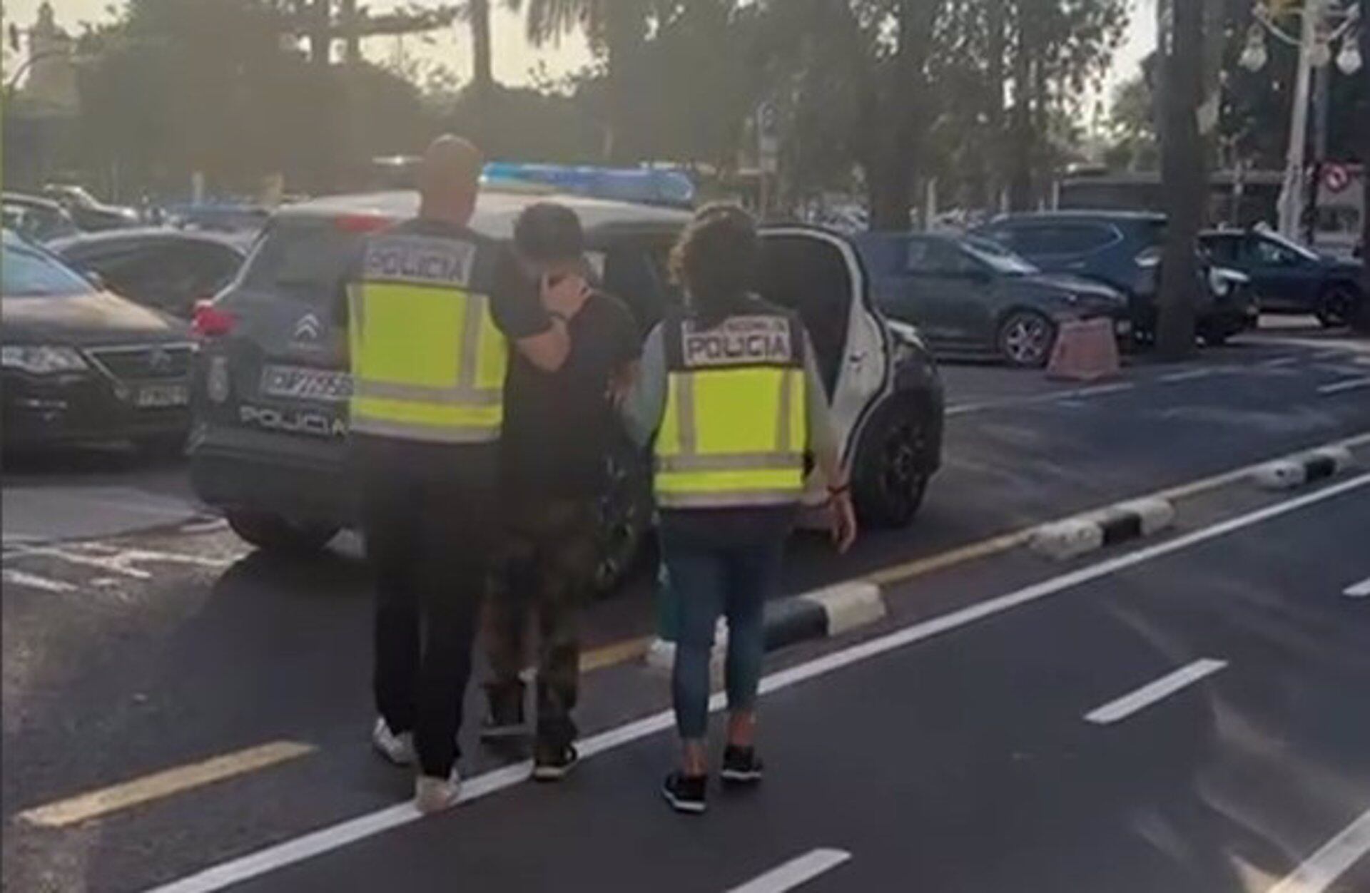 29/05/2025 Valencia.-Sucesos.- Detenido por intento de asesinato al incendiar la chabola donde dormía un varón y bloquear la puerta.
Agentes de la Policía Nacional han detenido en València a un hombre de 34 años como presunto autor de un delito de tentativa de asesinato y otro de incendio intencionado con riesgo para la vida de las personas, por supuestamente pegar fuego a la chabola donde dormía otro varón, con el que tenía "desavenencias personales", y bloquear la puerta.
SOCIEDAD
POLICÍA NACIONAL