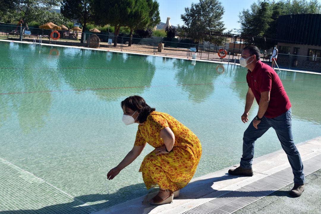 La alcaldesa de la capital ha visitado el complejo de Playas del Vicario en vísperas de su apertura