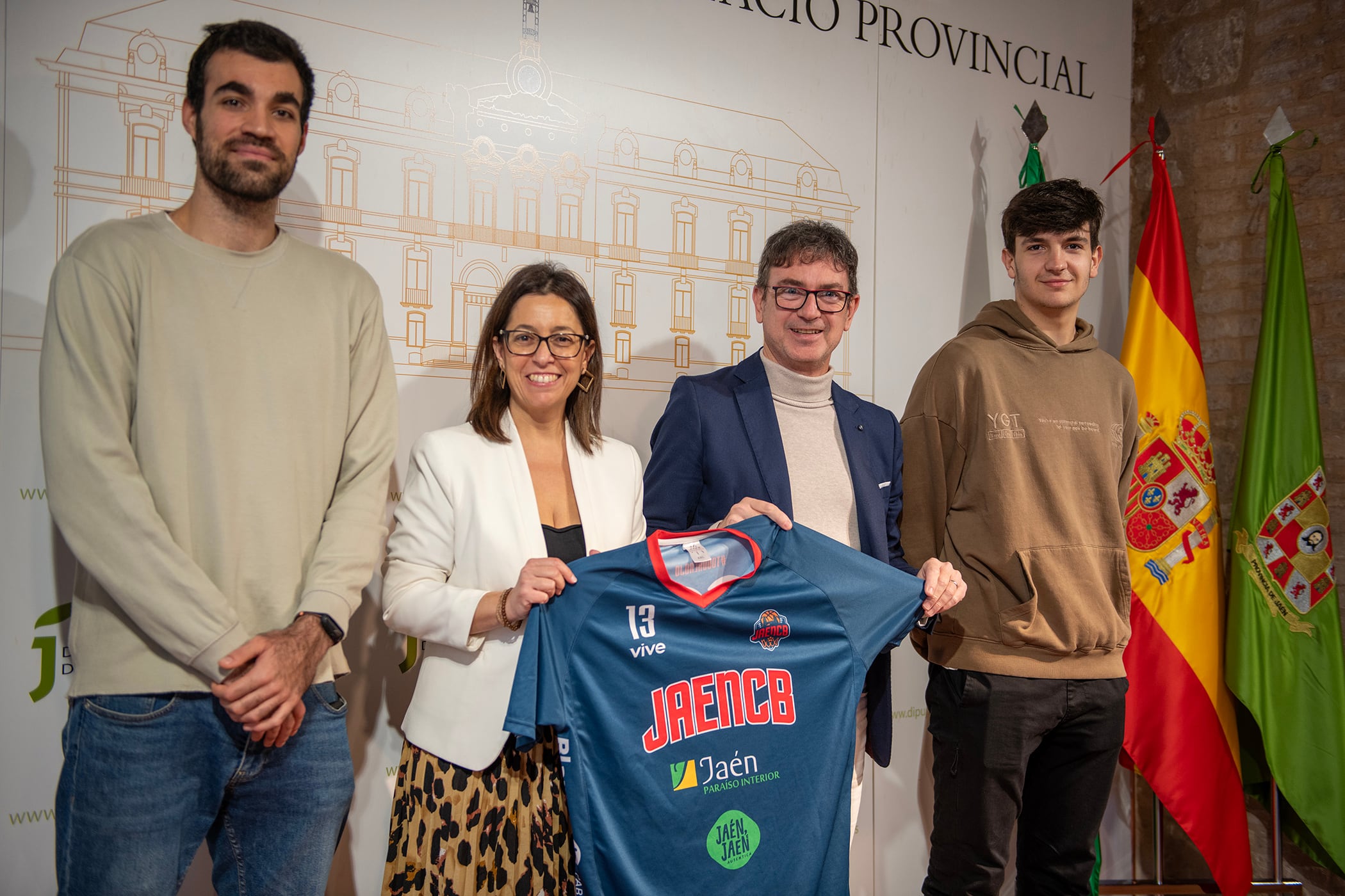 África Colomo, diputada de Deportes y el presidente del Jaén CB, José María Comas, flanqueados por dos de los jugadores del equipo en la presentación este jueves.